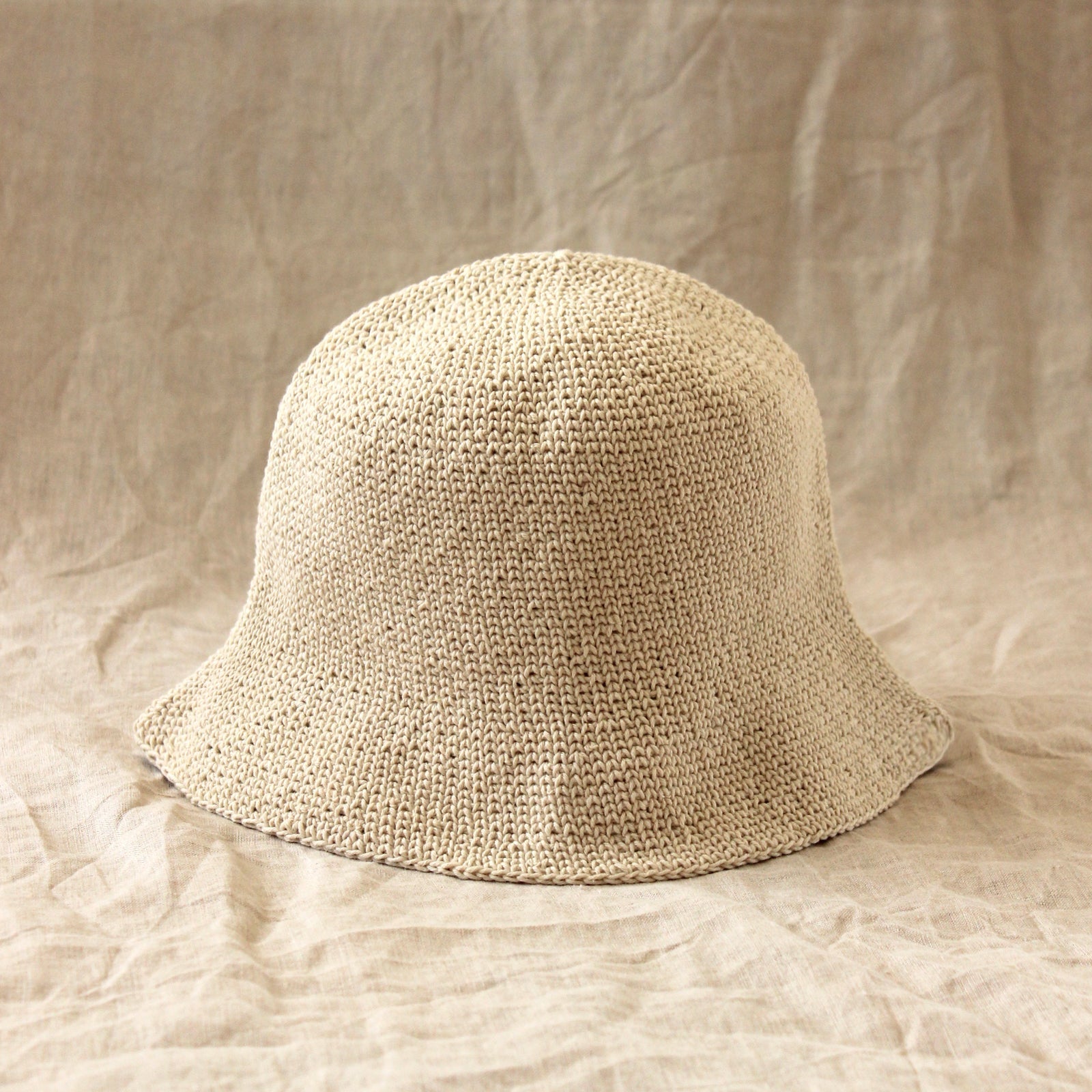 Cappello a secchiello all'uncinetto bianco nude